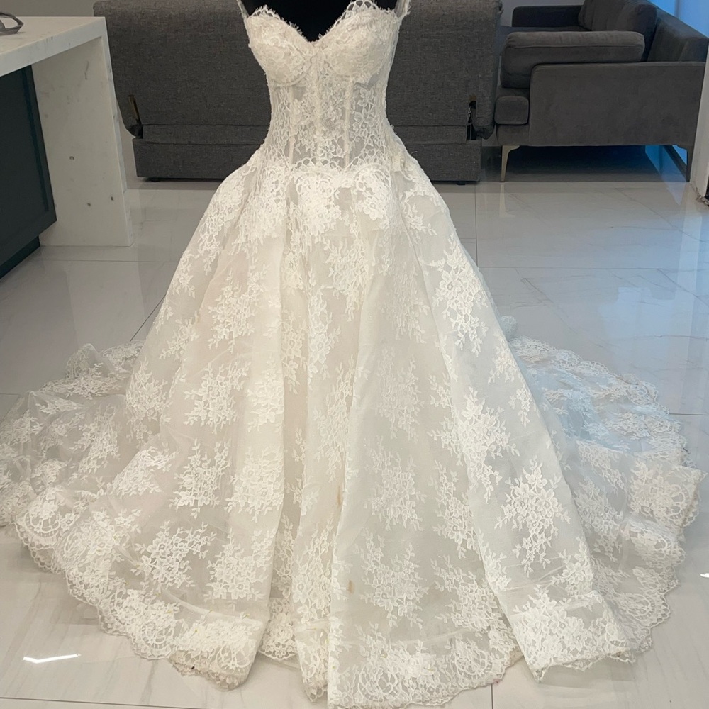 Monique Lhuillier Alexandra White Lace Wedding Dress - Picture 12 of 16